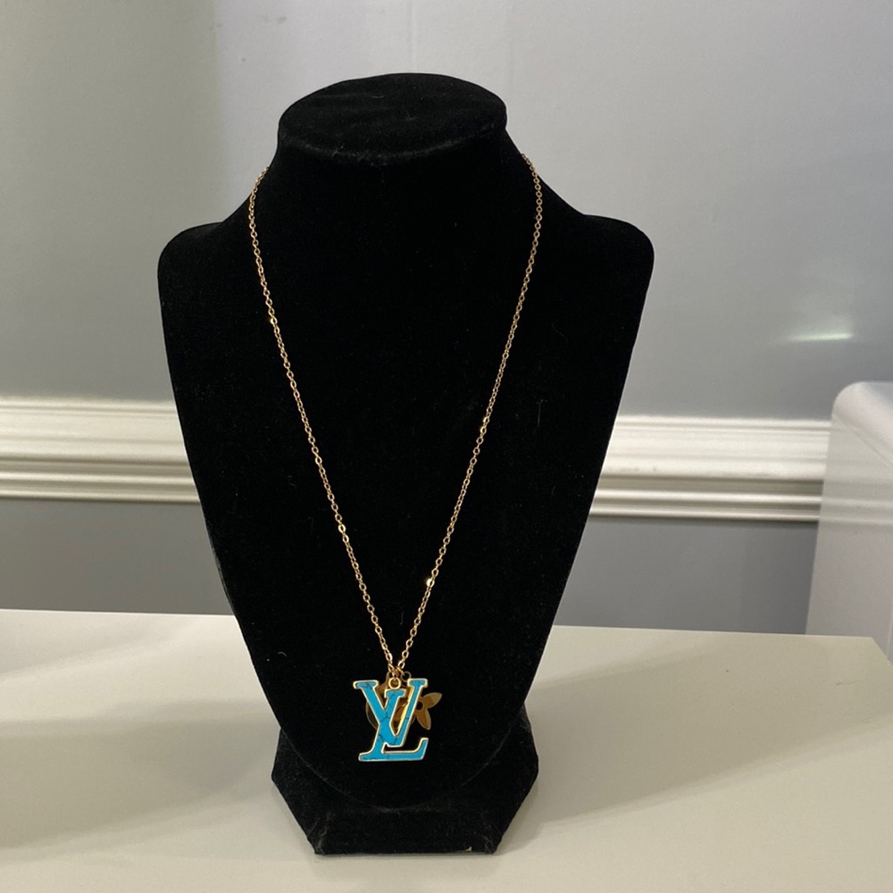 Fashion 18karat plated necklace this are not real gold this are fashion only.